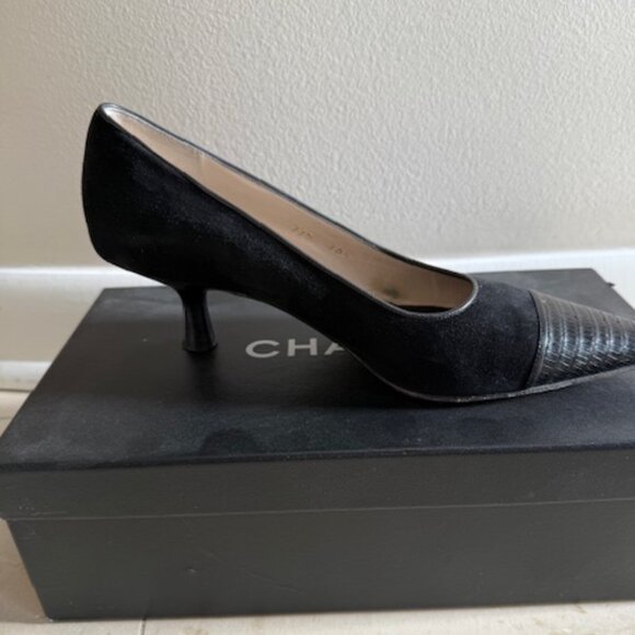 CHANEL BLACK SUEDE SPECTATOR PUMPS SIZE 6 1/2 - Picture 4 of 11